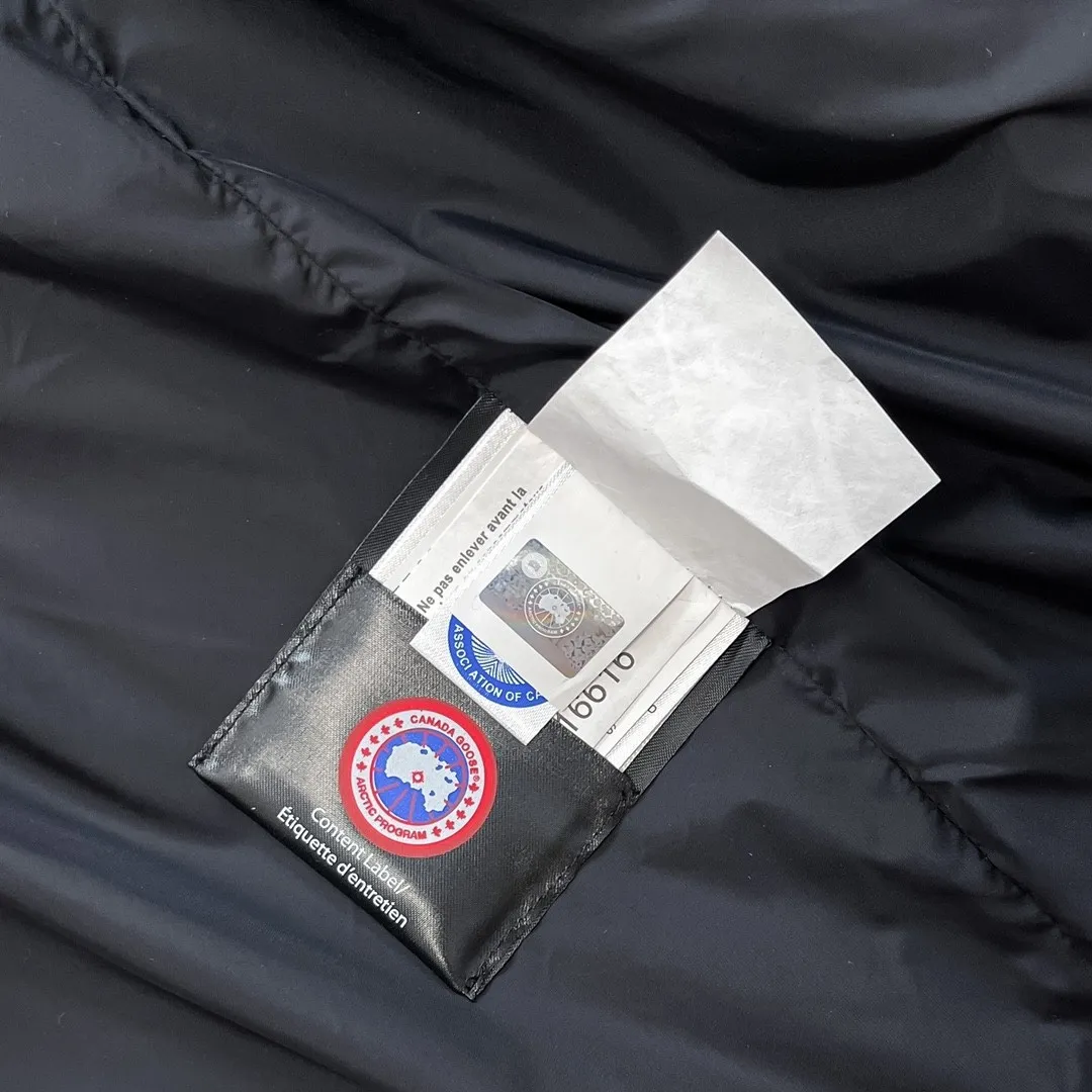 P780 Top Version 29 Canada Goose (Canada·Goose) men's models XS-XXL 🔥 Recommended single product for autumn and winter hard goods # Produced by OEM Canada Goose # The Canadian brand Canada Goose has always been recognized as the warmest down jacket, and its existence can often be seen in the winter street photos of various celebrities.            I do Canada Goose every year, but I still can’t get rid of my love for the goose. No matter how cold the weather is, there’s no need to be afraid! Because there is a big goose this year, as always, we will provide you with ruthless goods and prepare large quantities of goods. I believe that the market is already a bit bad, but we are not afraid.  Only good things are competitive, not comparing prices! No one is stupid enough to quote a high price and send old customers away! Look at price in the short term and quality in the long term!  If you care about quality, please respect its price! If what you want is cheap, please don't expect good quality! You get what you pay for, this is the rule of the market!  We really value quality. It is only worn by the one who understands you! Filling content: 90 international standard duck down! Top-grade imported wolf fur collar - natural Siberian coyote fur collar. The delicate and strong feel is the sense of life that comes from the erosion of wind and frost in nature. The fur collar is removable! There are too many imitation wolf hairs on the market, and they are usually replaced with raccoon dog hair or other fake hairs, which are not even the same quality!  I won’t say much more, everyone sells their own goods! Regarding the down content, you can feel it with your hands. There is nothing wrong with good down. Another customer said that the clothes are very light, but the ones on the market are very heavy. For us insiders, adding some filament to the clothes will make them look bulging and heavy. But we won't do that!  🔥Pure original fidelity! 🔥Everyone who has been cooperating with us in the past few years knows that the large-scale wholesale market products are incomparable to us. You are welcome to visit the brick cabinet and then come to my home to buy!          Canada Goose is the legendary warmest down jacket. One goose and a single layer of clothing are enough to withstand minus 20 degrees Celsius! Known as a must-have for Arctic outdoor sports! The most popular down jacket in the world, celebrities are rushing to buy it, it is a must-have!